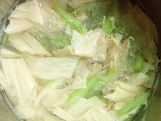 9、芹菜拌腐竹,煮2-3分钟