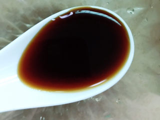 11、芹菜拌腐竹,准备一个小碗，放入一勺酱油。