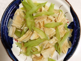 10、芹菜拌腐竹,捞出沥干水分备用。