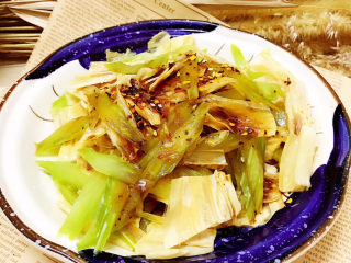 17、芹菜拌腐竹,淋在腐竹上面拌匀即可。