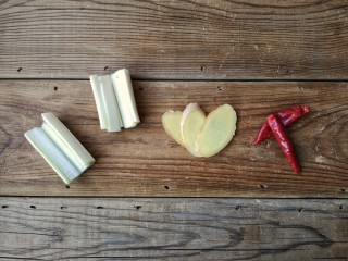 3、黄豆卤猪脚,葱切段，姜切片，喜欢吃辣的友友们还可以放点干辣椒。