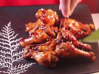 14、糖醋鸡翅根，我做太少了根本都不够吃,撒上一些炒香的白芝麻。