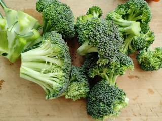 2、黄椒炒西兰花,把西兰花的分成两半如图