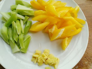 6、黄椒炒西兰花,生姜去皮拍碎切小块