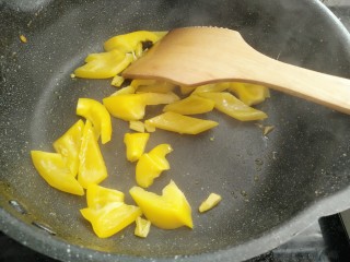 11、黄椒炒西兰花,放入黄椒煸炒十五秒