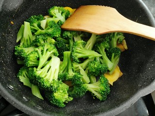 12、黄椒炒西兰花,放入西兰花煸炒