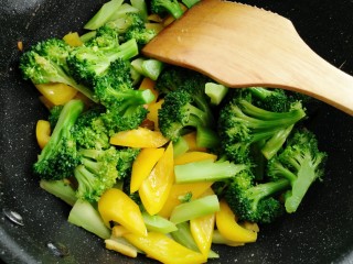 13、黄椒炒西兰花,大概炒一分钟