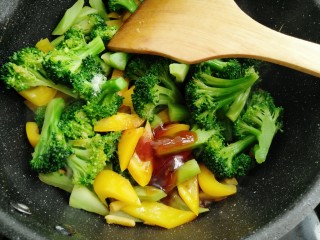 14、黄椒炒西兰花,放入盐，耗油