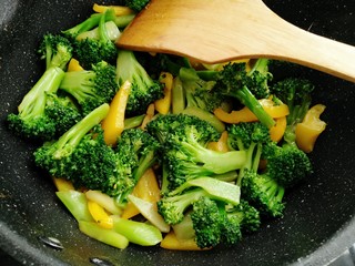 15、黄椒炒西兰花,翻炒均匀