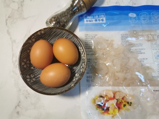 1、虾仁跑蛋,食材准备