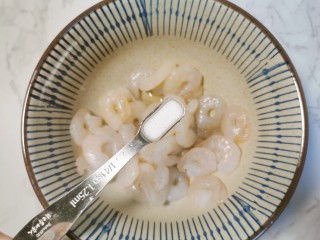 2、虾仁跑蛋,虾仁去掉虾线加一小勺盐