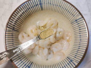 3、虾仁跑蛋,加一小勺胡椒粉