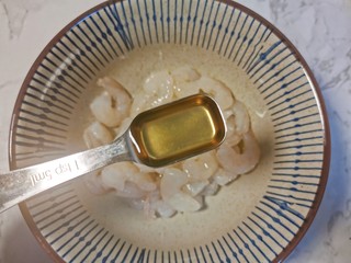 4、虾仁跑蛋,加一勺料酒