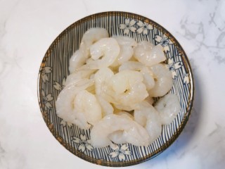 5、虾仁跑蛋,抓匀腌制15分钟