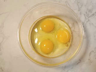 6、虾仁跑蛋,碗内磕入鸡蛋
