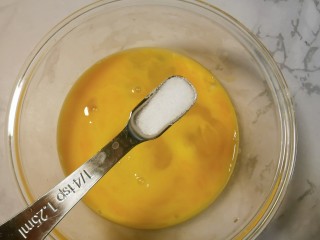 7、虾仁跑蛋,加一小勺盐