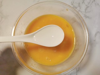 9、虾仁跑蛋,加三勺清水搅拌均匀