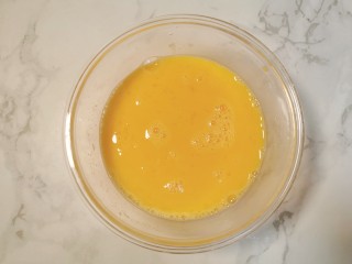 11、虾仁跑蛋,将虾仁晾凉后放入鸡蛋液中