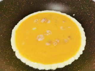 12、虾仁跑蛋,热油倒入虾仁蛋液