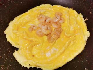 13、虾仁跑蛋,用铲子将蛋液往中间推