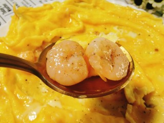15、虾仁跑蛋,装盘即可食用。