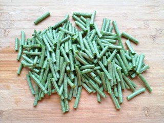1、凉拌豇豆,豇豆掐去两头切成段。