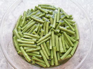 2、凉拌豇豆,用水浸泡一下清洗干净。
