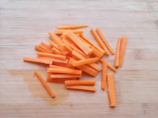 3、凉拌豇豆,胡萝卜洗干净切成条。