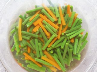 5、凉拌豇豆,将豇豆和胡萝卜捞出过凉水。