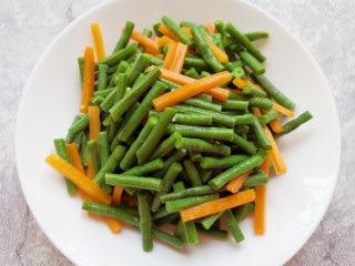 6、凉拌豇豆,控一下水分备用。