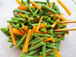 8、凉拌豇豆,搅拌均匀。