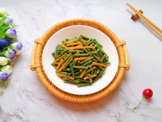 9、凉拌豇豆,装盘。