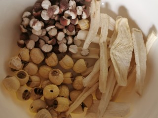 1、莲子淮山芡实瘦肉汤,莲子、淮山、芡实洗干净，温水浸泡30分钟。