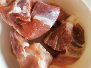 2、莲子淮山芡实瘦肉汤,猪瘦肉洗干净后切小块。