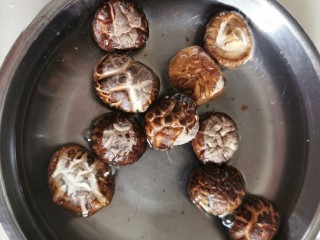 3、莲子淮山芡实瘦肉汤,冬菇温水浸泡备用。