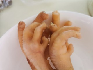 4、莲子淮山芡实瘦肉汤,鸡爪是平时吃鸡留下的，煲汤可以用上，增加胶质。