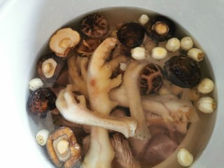 5、莲子淮山芡实瘦肉汤,全部食材放进汤煲或炖盅，加水加盖，大火煲30分钟转小火煲1小时即可，或者是炖2小时。