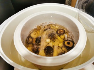 6、莲子淮山芡实瘦肉汤,够时候，加盐调味，饮汤吃肉。