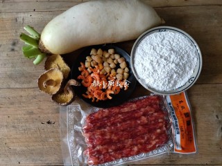 1、萝卜糕,准备好所有食材。