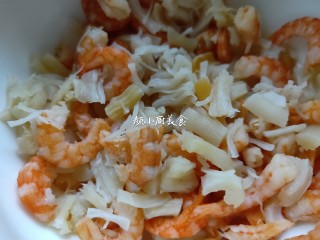 5、萝卜糕,虾仁，干贝浸泡软捏碎。