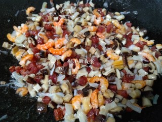 7、萝卜糕,锅中倒入少许食用油烧热，把香菇、腊肠、虾仁、干贝炒出香味盛出。