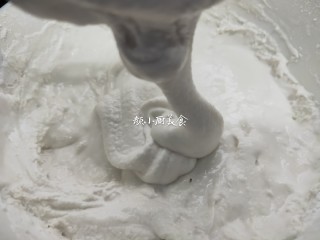 8、萝卜糕,粘米粉加适量清水调成米糊。