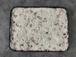 11、萝卜糕,托盘内刷上一层油，把调好的米糊倒入托盘内压实。