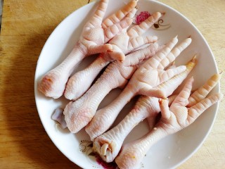 1、无骨鸡爪,鸡爪冷水泡20分钟冲洗干净。