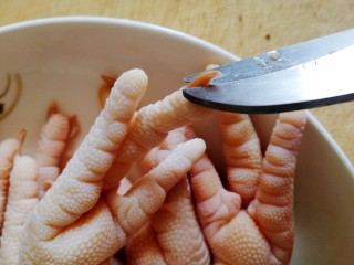 2、无骨鸡爪,剪去指甲。