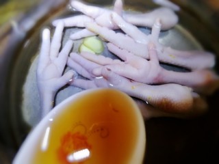 3、无骨鸡爪,冷水下锅，放入姜片，料酒，水开盖上盖子煮10分钟。