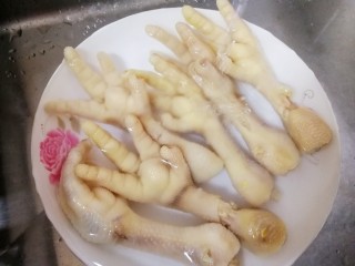 4、无骨鸡爪,捞出冷水冲洗，去掉表面胶质。