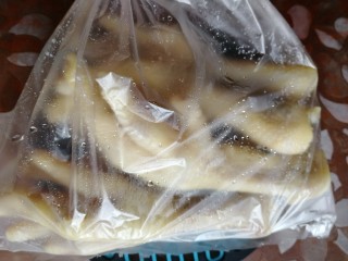 5、无骨鸡爪,装入保鲜袋，冰箱冷冻40分钟。