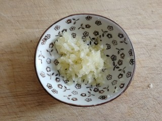 6、无骨鸡爪,蒜切去头，压成泥。