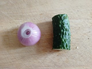 7、无骨鸡爪,小圆葱去老皮洗净，黄瓜有一小段就可以。